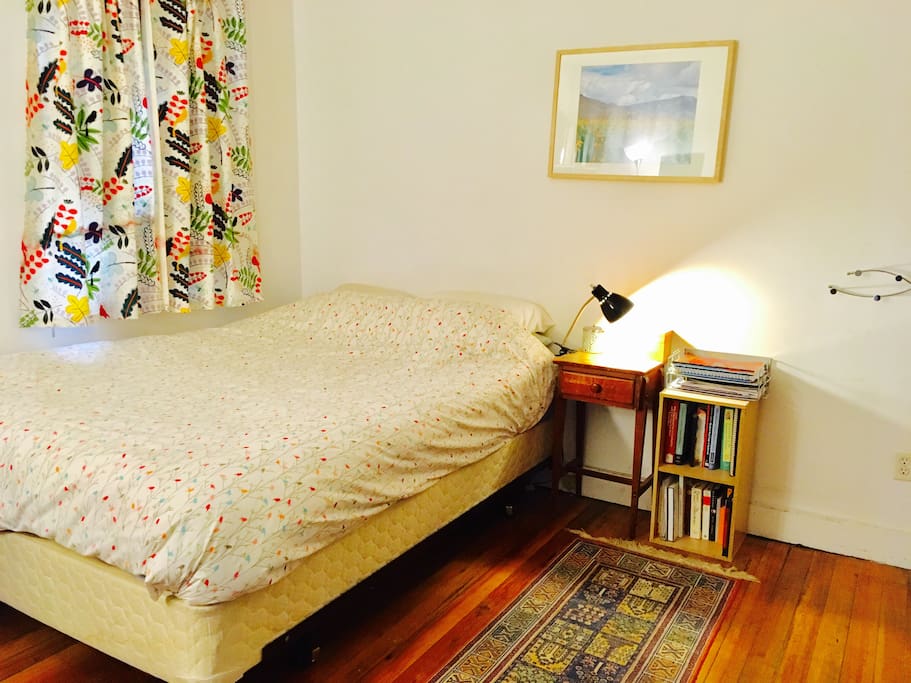 master bedroom (queen bed)