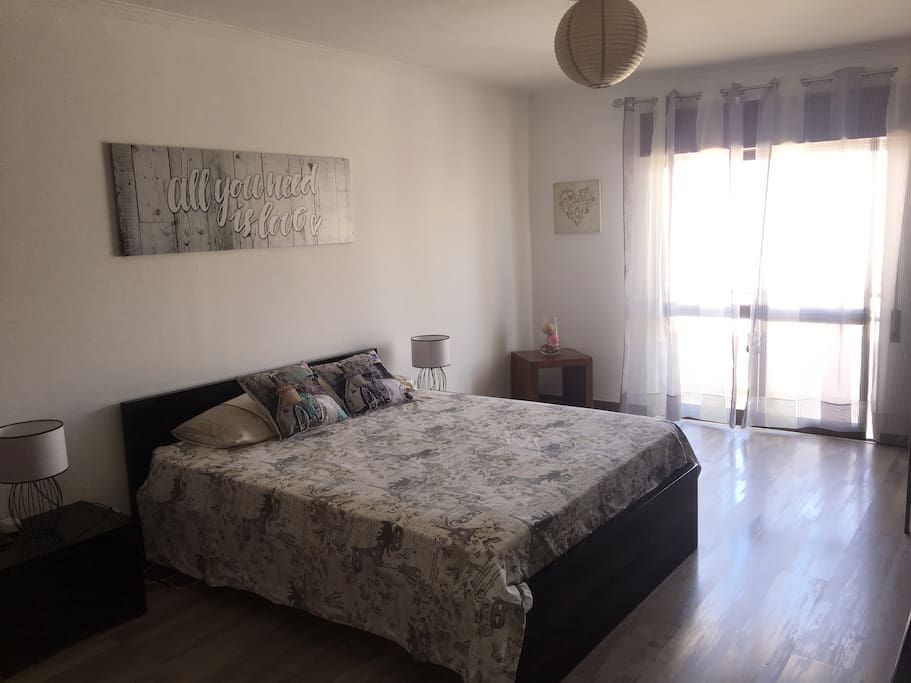 Quarto com 1 Cama casal/Roupeiro e Varanda.