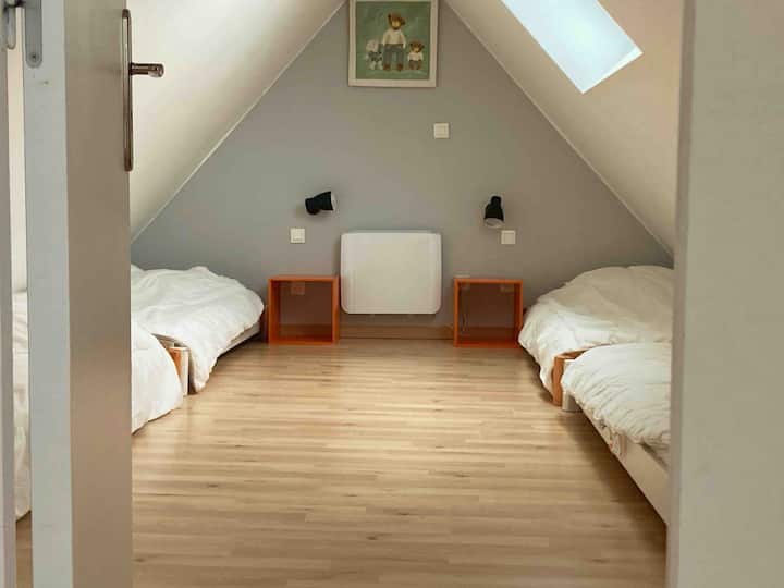 Chumba kikubwa chenye vitanda 4 90