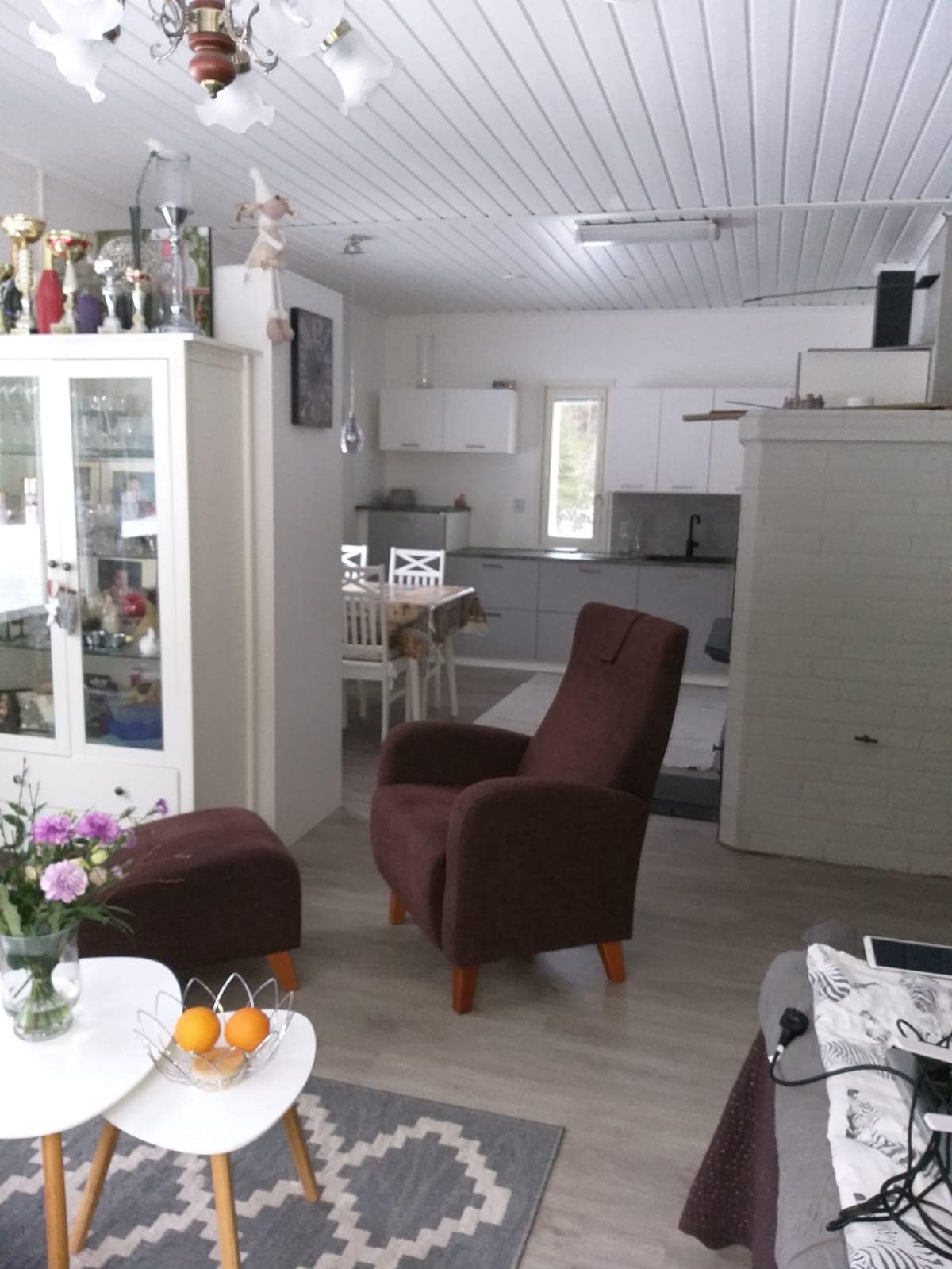 Una cocina espaciosa se abre a una sala de estar.