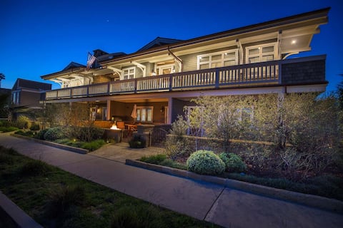 Playa Lodging Penthouse - Steps to Beach