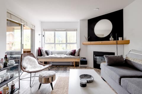 Mountain Views in a Magnificent Condo