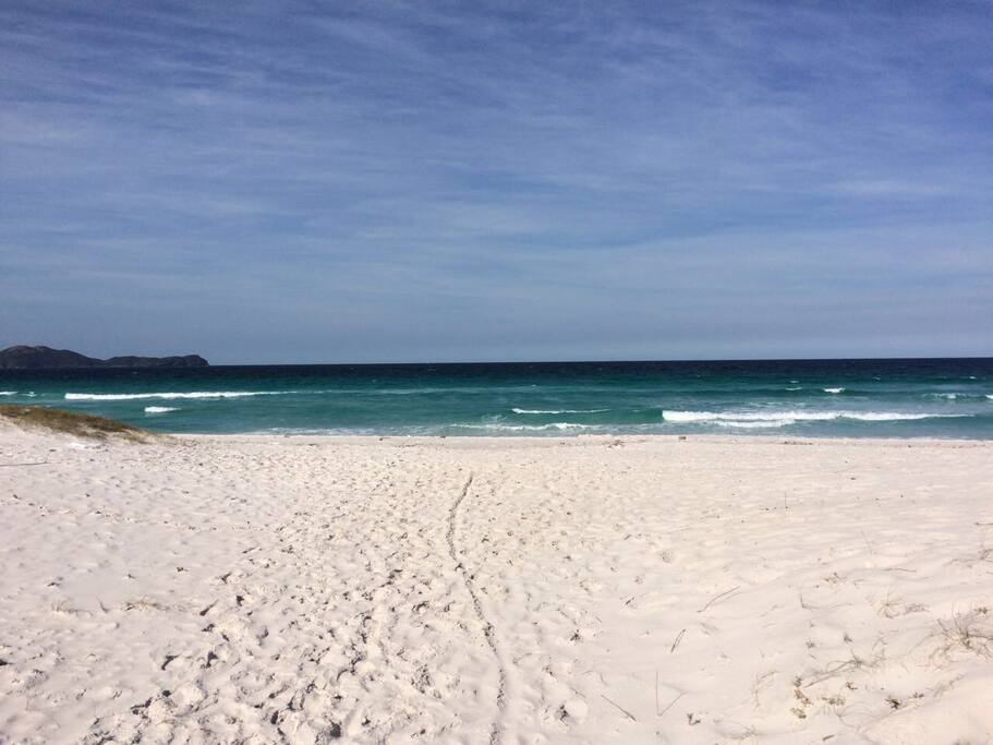 Praia atrás do condomínio