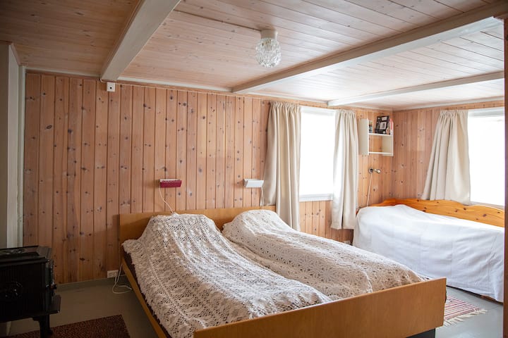 Chumba cha kulala Kitanda cha
watu wawili + kitanda cha sofa