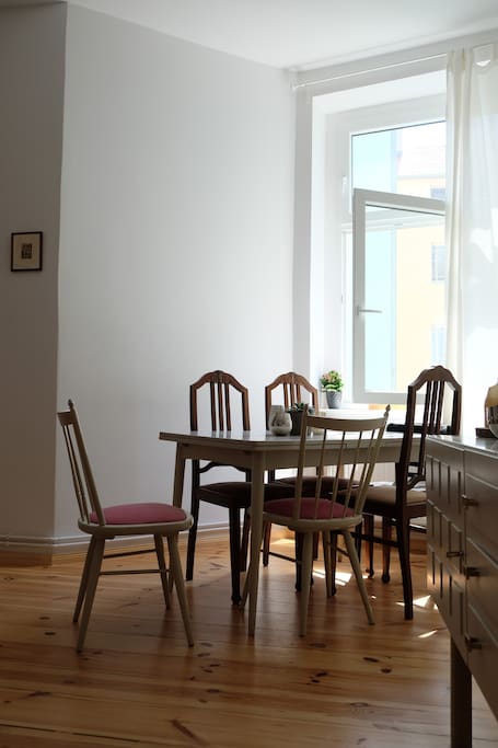 Table with 6 chairs