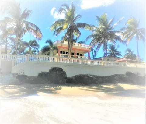 Absolute Oceanfront!- Luxury Remodel for 4, Pool!