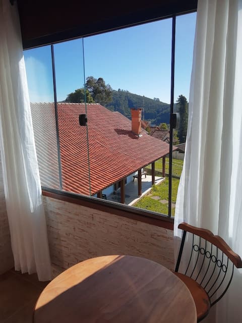 Top Airbnb: Romantic chalet with fireplace and view. Lirio Chalet em Camanducaia