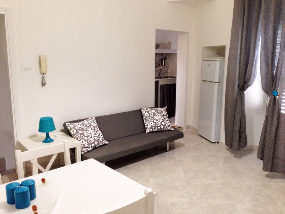Sala con balcone su strada principale della cittadina