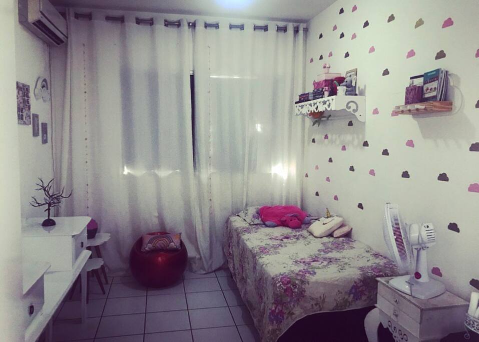 Quarto bem espaçoso