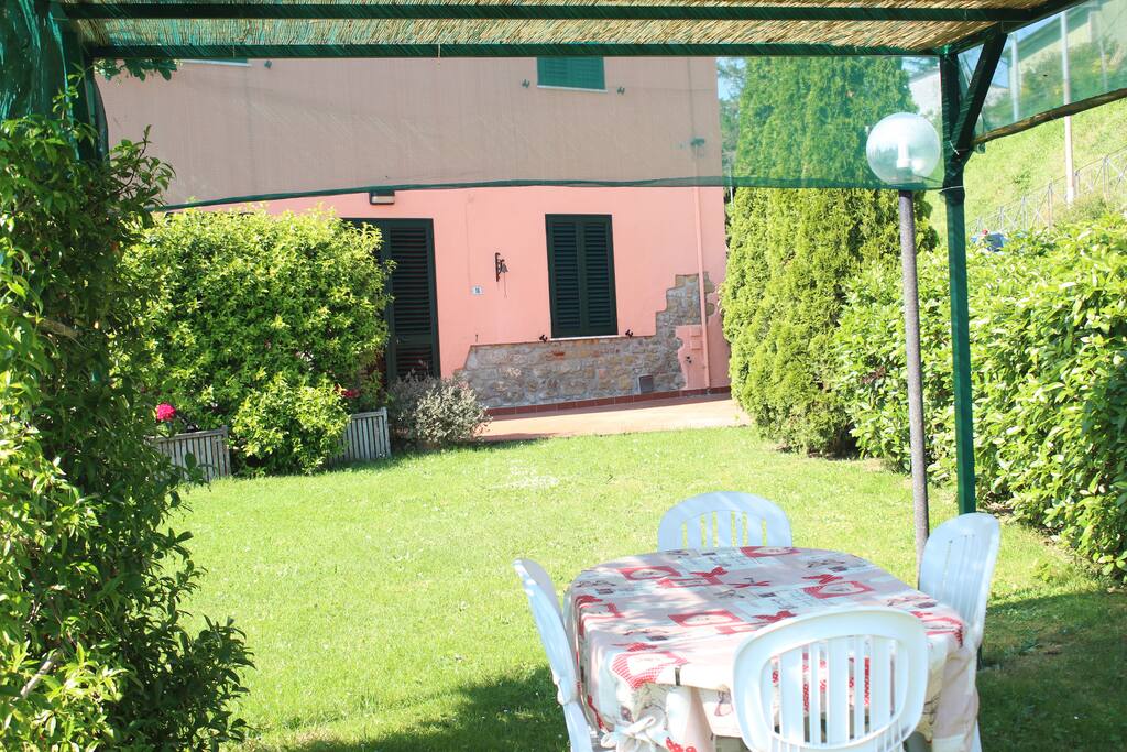 giardino di pertinenza e ingresso Casa Sofia