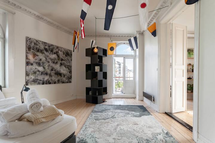 Beautiful 135 sqm. Fin de siècle apartment gallery image 3