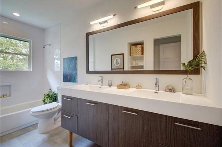 ACL Home Close to DT w/ Open Floor Plan gallery image 4