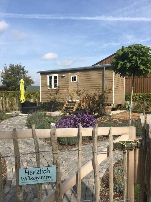 Der Garten und die Terrasse laden zum verweilen und entspannen ein