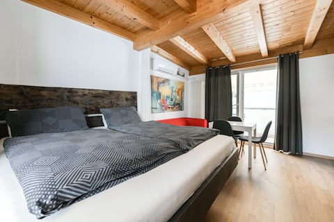 InternoCentro Frida Cozy and Romantic Penthouse