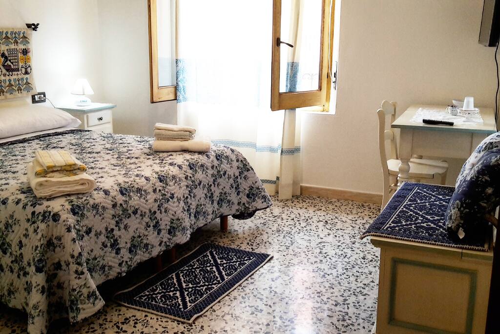 camera azzurra, letto matrimoniale