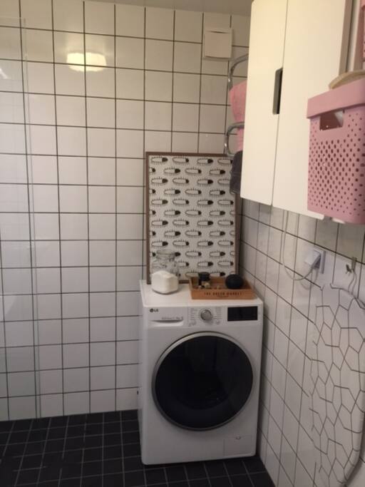 Badrum med tvättmaskin och torktumlare/bathroom with washer and dryer