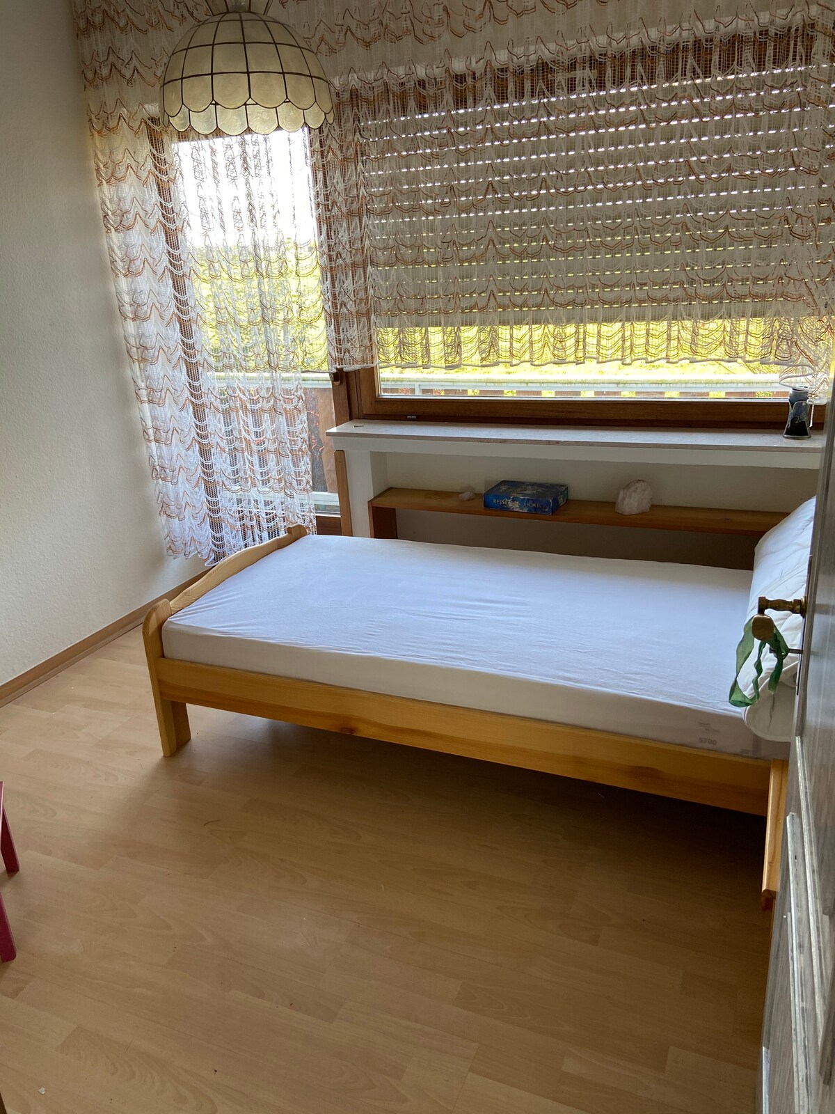 חדר השינה בקומת הקרקע עם מיטה בגודל ‎ 0.90 x 200ס"מ עם מעבר למרפסת.