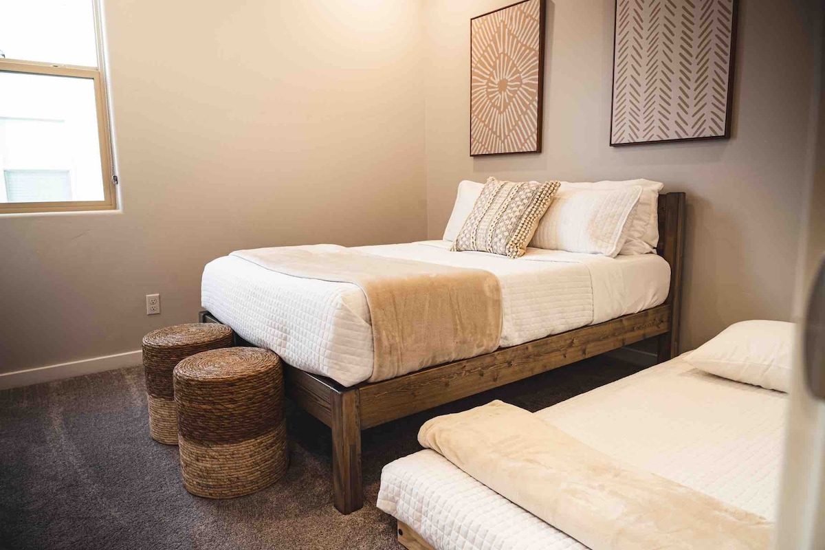 A bedrooms with the trundle pulled out from underneath the bed