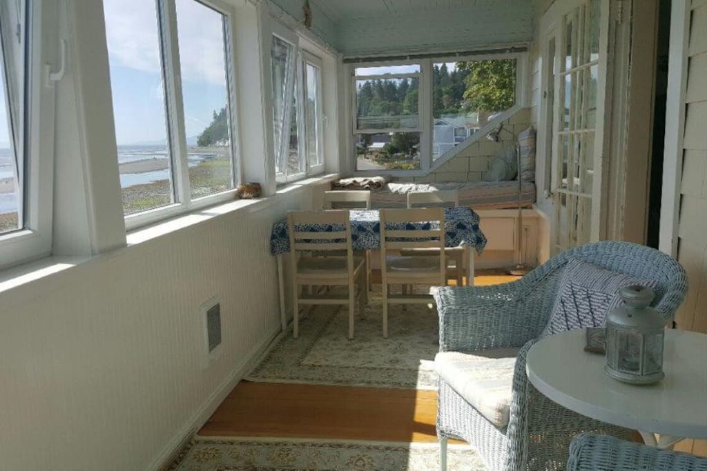 Bay View Porch with 2 Day Beds & Dining