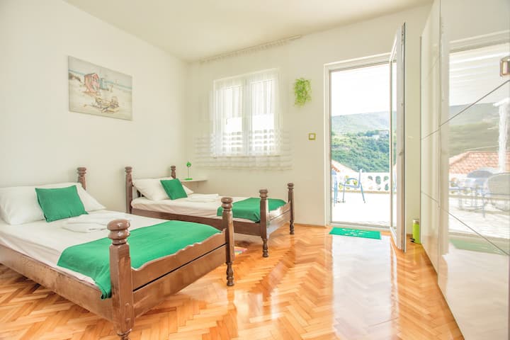 ★Წვდომა ბინის ძვირფასეულობაზე - ფართო ტერასა