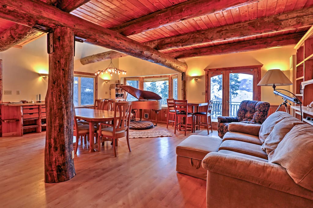 This handcrafted cabin features logs from local trees, bringing natural elements into the cabin.