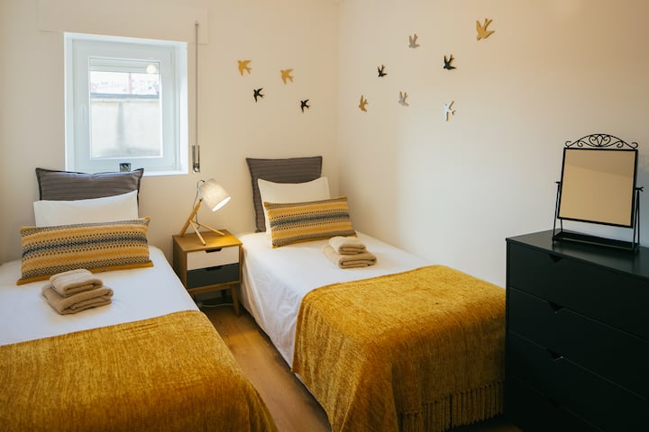 חדר צהוב עם 2 מיטות יחיד