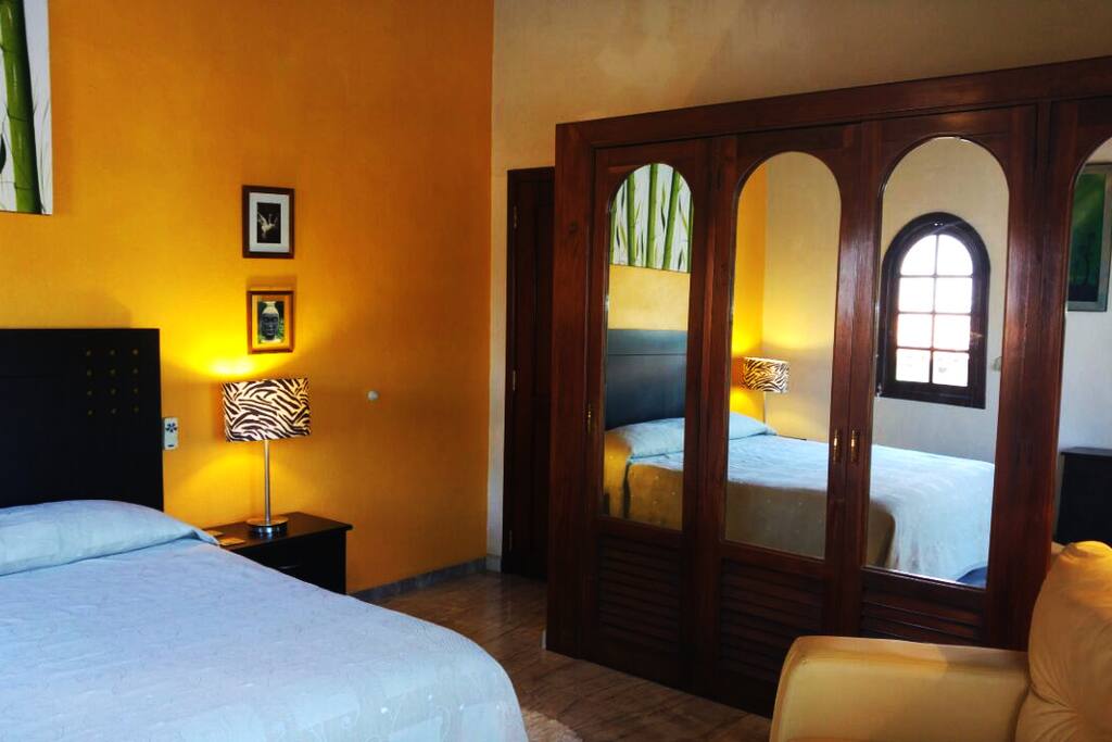 Muy placentera habitación con dos camas individuales o pegadas king size. A very pleasent bedroom with two individual beds or one king size bed.