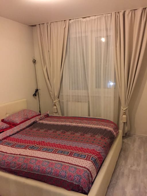 Спальня с комфортной кроватью king size, большой шкаф для одежды