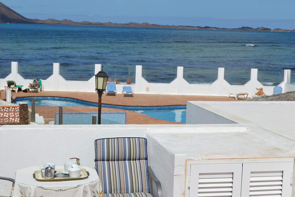 Casa con 60 metros de terraza con vista a mar y piscina .