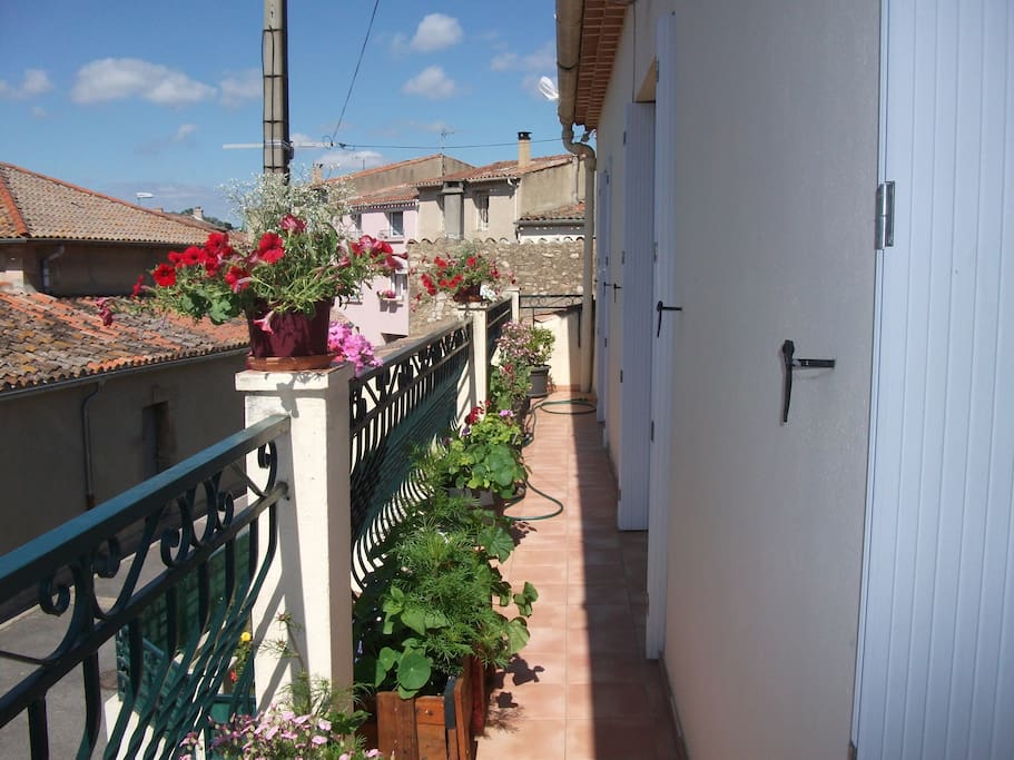 chambre donnant sur balcon fleurie