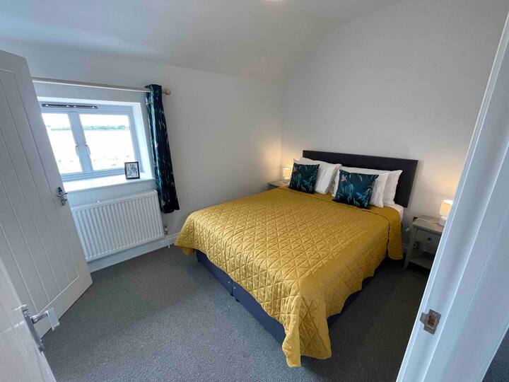Dormitorio tamaño king con baño privado con ducha