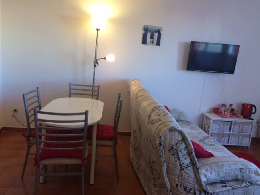 Coin repas avec table et rallonge pour 4 personnes.