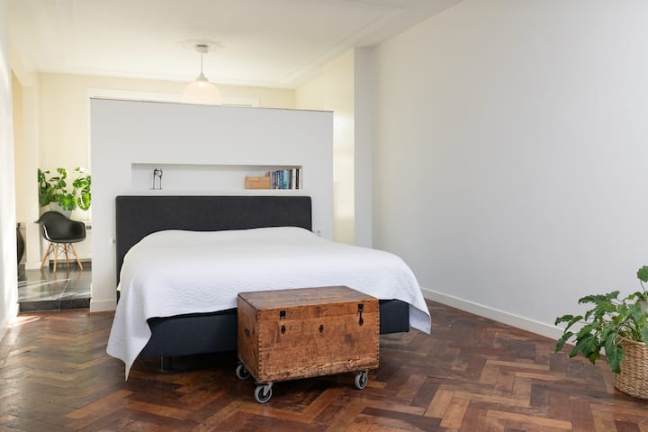 主卧（配备额外的沙发和电视）。带卫生间的套房。 