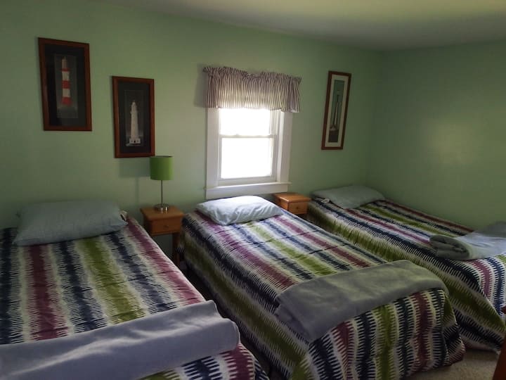 Piso 2 dormitorios 3 con dos camas individuales.