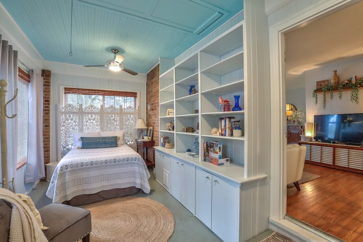 Deuxième chambre avec entrée privée et accès au salon.