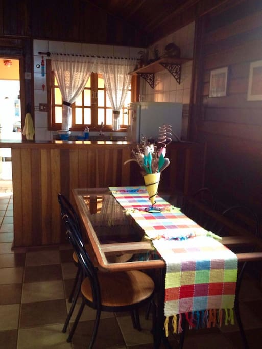 Mesa de refeições e vista da cozinha