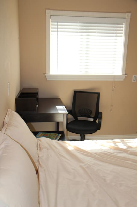 queen bed, office