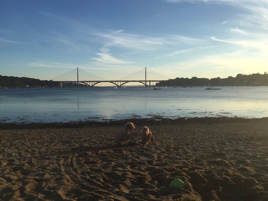 Nos enfants à la plage à coté de la maison, à moins de 500m par un petit chemin: "le sentier des biquettes".