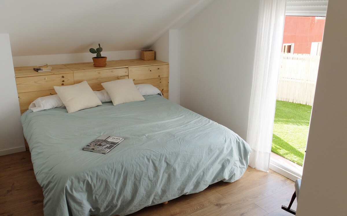 Izba s nadrozmernou posteľou a terasou