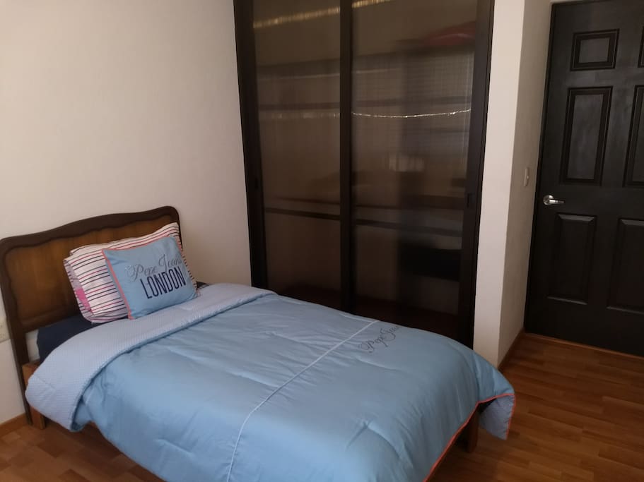 Recámara con cama individual, clóset amplio, ventana con gran ventilación con mosquitero, escritorio para trabajar, Internet, wifi.