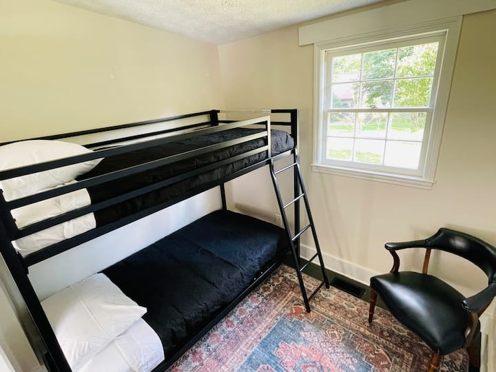 Sovrum #3 har en dubbelsäng över en dubbelsäng.