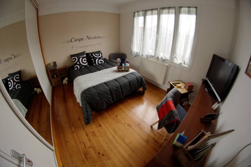 Vue d'ensemble de la chambre.