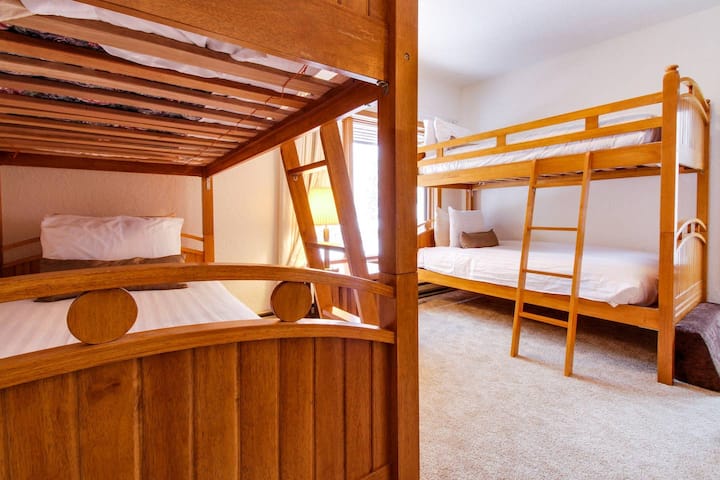 二楼儿童双层床房配有双层床，可欣赏山景，配有全功能卫生间、电视、苹果电视和DVD播放器