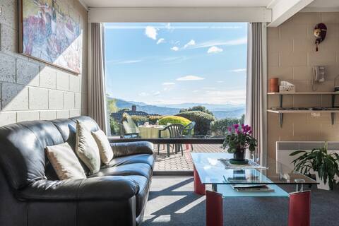 Breathtaking Harbour and City Views with Privacy.