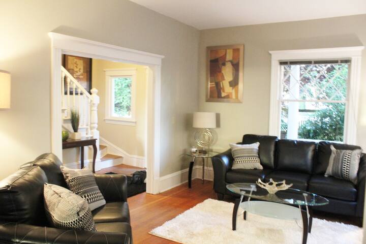 Capitol Hill Estate gallery image 4