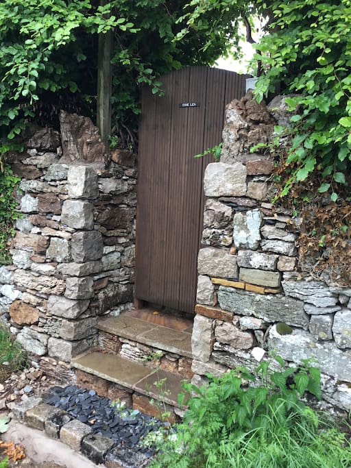 Entrance to Cove Lea via Cove Road