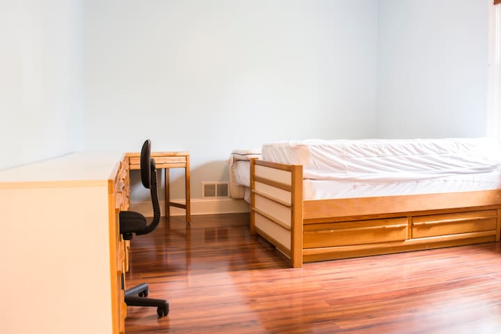 Private bath, spacious long-term intern/grad home!