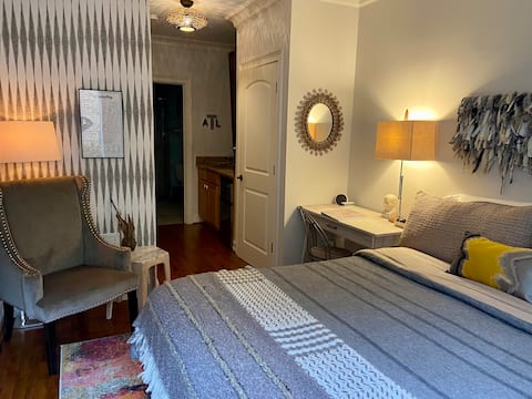 Cozy, Private Studio: Walk to Everything!