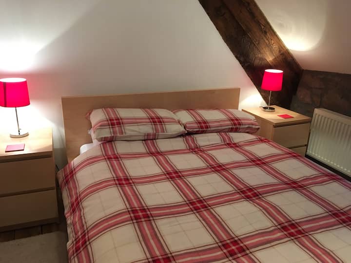 Двоен кревет со оригинални карактеристики на Llwyn Llwyd Cottage