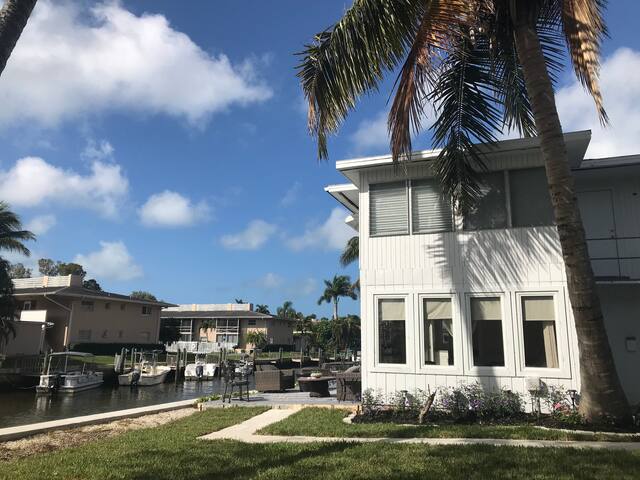 Waterfront Studio Apartment with beach close by